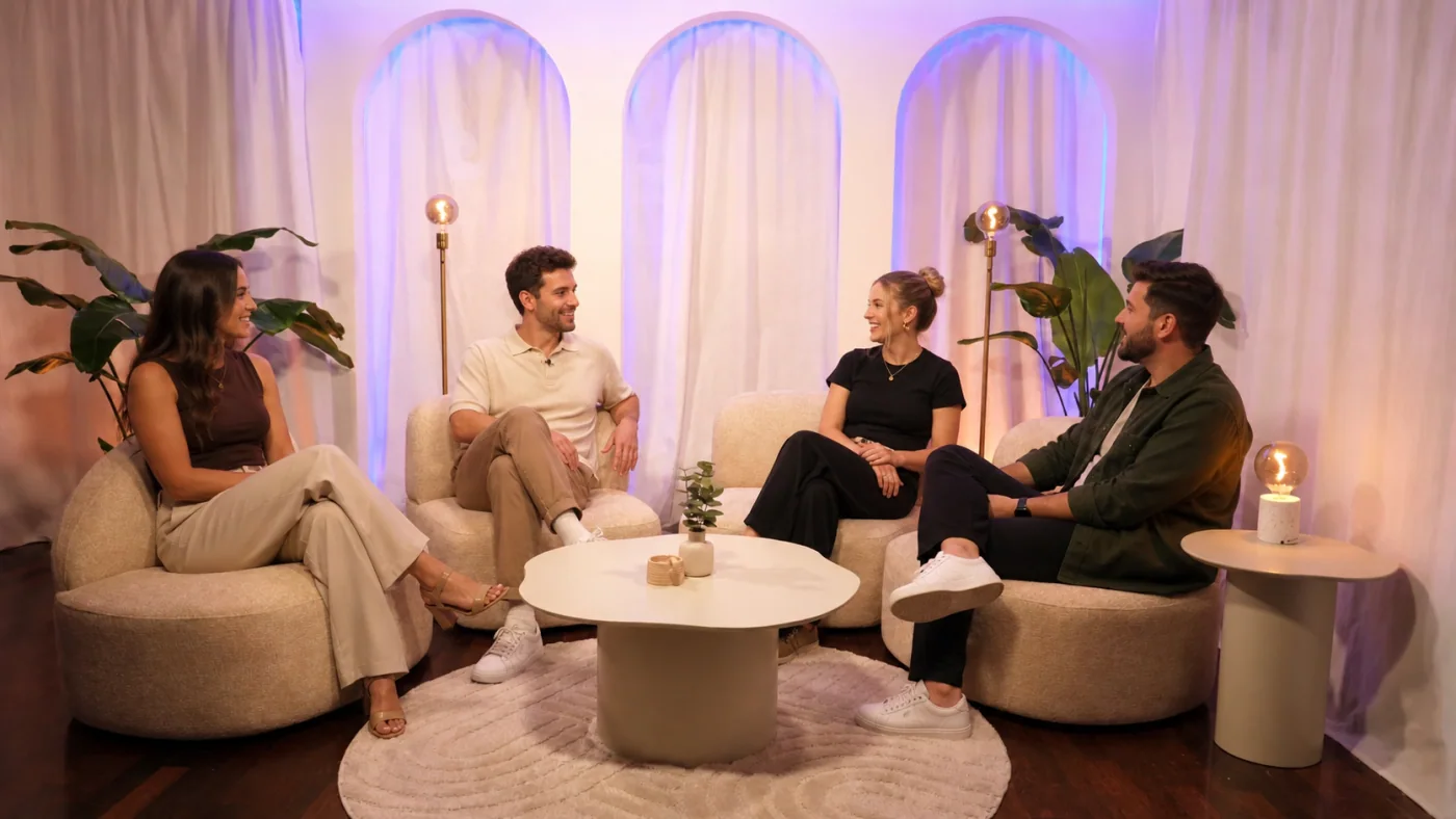 Conversation filmée à quatre personnes dans le décor clair du plateau podcast du 264