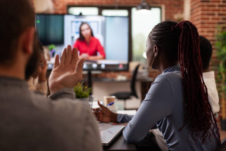 Webinaire vs vidéo enregistrée : quel format choisir pour votre entreprise ?