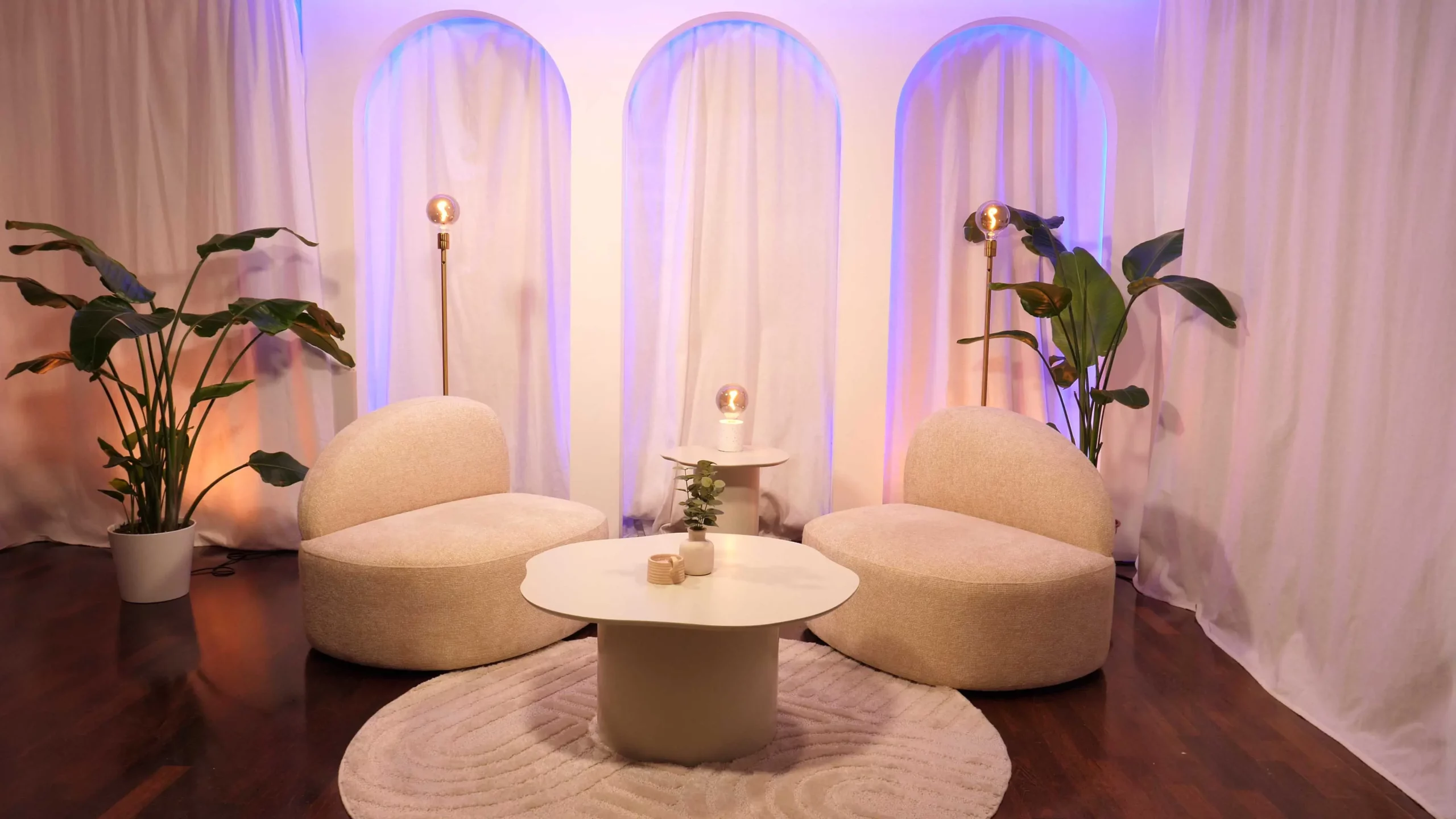 Décor blanc actuel du studio Le 264 pour une interview vidéo à Paris