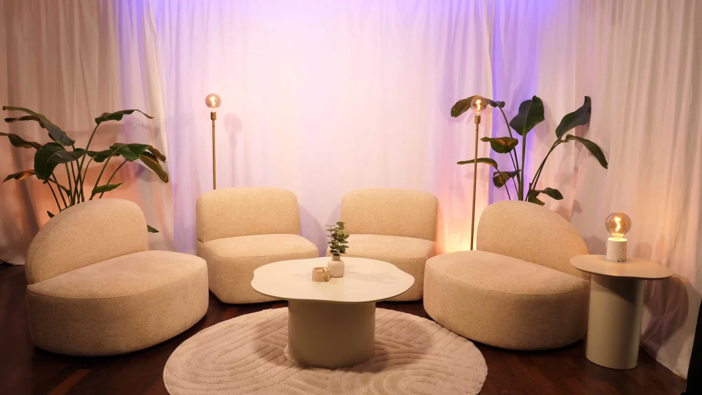 LE264_PODCAST-BLANC-4-FAUTEUILS