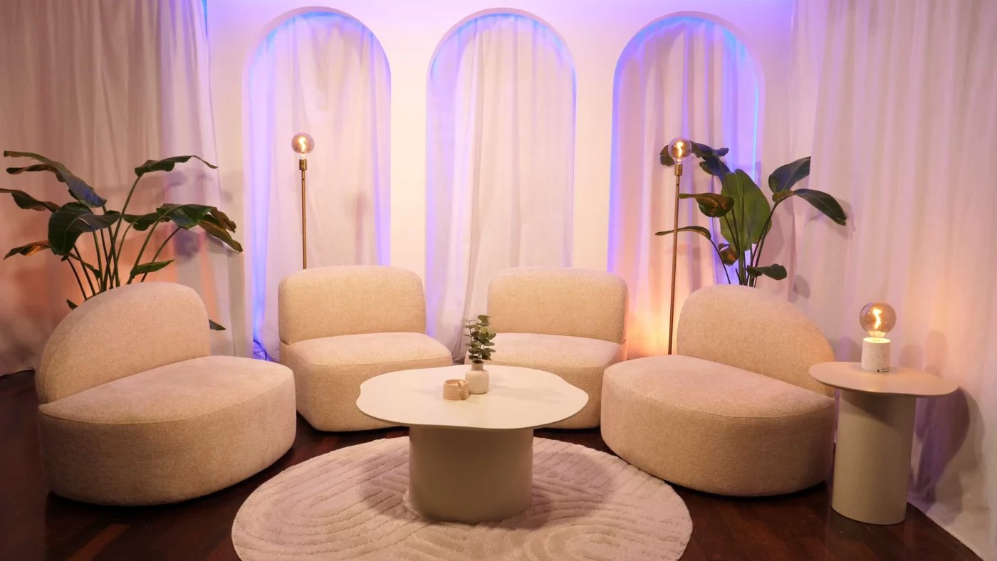 LE264_PODCAST-BLANC-4-FAUTEUILS-ARCHE