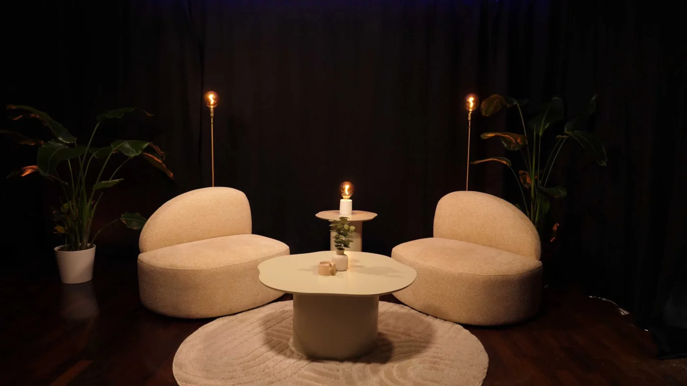 LE264_PODCAST-NOIR-2-FAUTEUILS_1