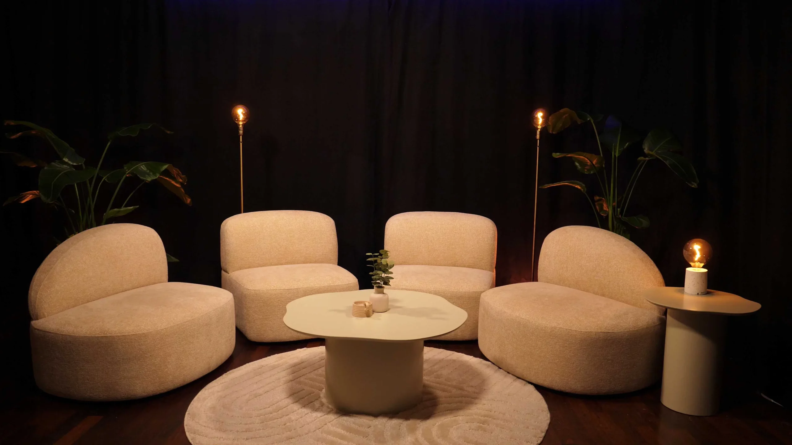 LE264_PODCAST-NOIR-4-FAUTEUILS_1